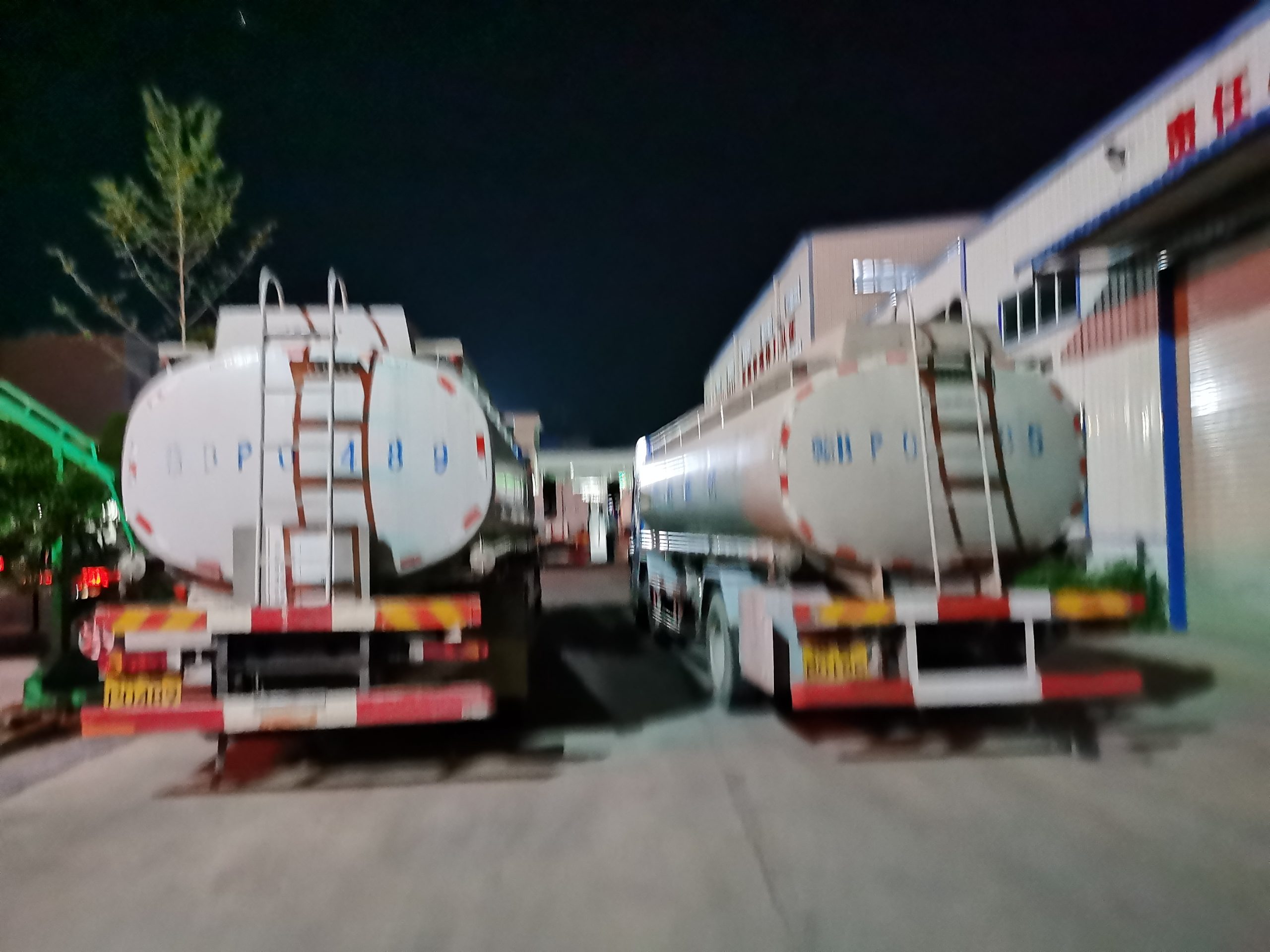 華軒建材公司新引進(jìn)多臺(tái)現(xiàn)代化運(yùn)輸車